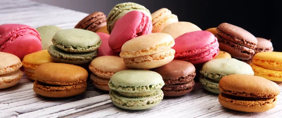 Selbstklebende Fototapete Macarons Süße und bunte französische Makronen oder Makronen auf weißem Hintergrund