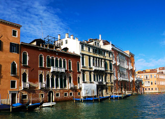 Fototapeta na wymiar Colorful buildings and traditional boats Gondola