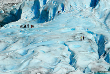 Menschen wandern am Jostedalsbreen-Gletscher, dem größten Gletscher Kontinentaleuropas, in der Grafschaft Sogn og Fjordane, Norwegen.