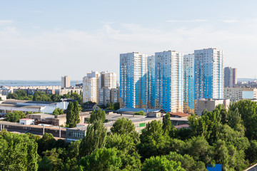 Obraz premium Krajobraz miejski z wysokości 12 kondygnacji. Nowoczesna architektura, wielokondygnacyjne budynki mieszkalne. Miasto Saratów, Rosja.