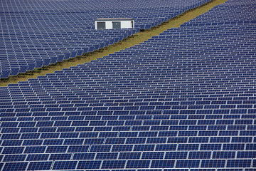 Solarfeld, Solarpark in der Landschaft, Fesselsdorf, Bayern, Deutschland