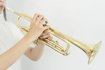 Obraz na płótnie Canvas トランペットを吹く女性