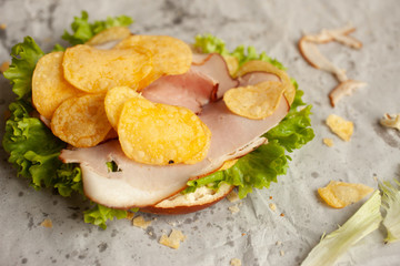 Bio Pretzel with Ham, chips and salad