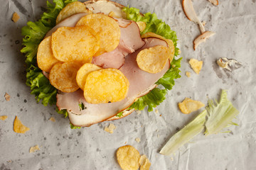 Bio Pretzel with Ham, chips and salad
