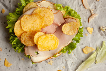 Bio Pretzel with Ham, chips and salad