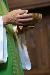 Hostie et pat&egrave;ne. Donner la communion. Hostie and paten. Give communion.