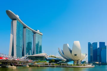 Foto op Plexiglas Het prachtige landschap van Marina Bay Sands Casino Hotel Downtown in Singapore is een van de belangrijkste toeristische attracties in de stad Singapore © pomphotothailand