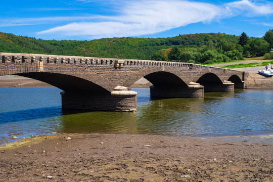 Die im Edresee versunkene Br&uuml;cke von Asel, sichtbar bei Niedrigwasser