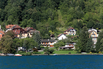 Fototapeta na wymiar Habitations en bordure du lac d'Annecy. / Houses on the edge of Lake Annecy.