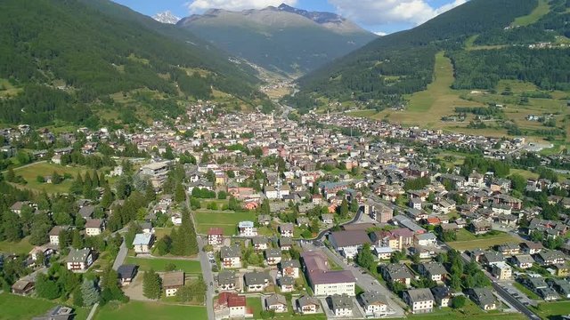 Aerial 4K - Bormio - Valtellina (IT) - Vista panoramica della citt&agrave;