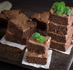 baked square pieces of chocolate brownie pie