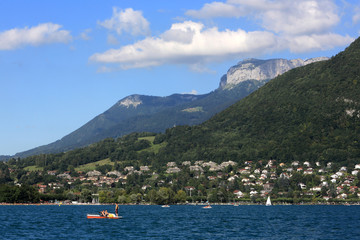 Obraz premium Habitations en bordure du lac d'Annecy. Houses on the edge of Lake Annecy.