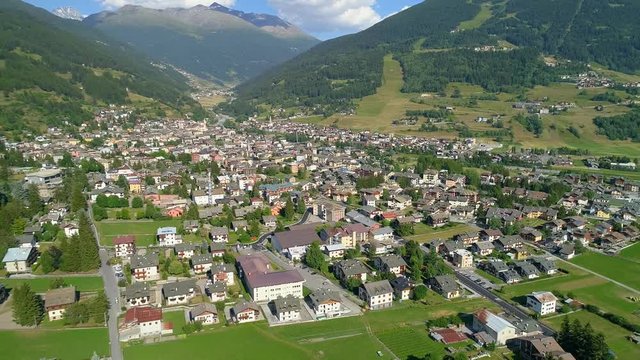 Aerial 4K - Bormio - Valtellina (IT) - Vista panoramica della citt&agrave;
