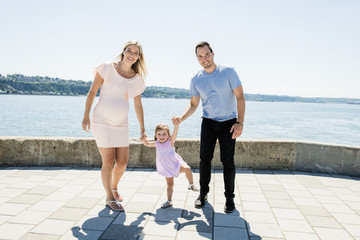 Naklejka premium Parent and child girl having fun close to the sea