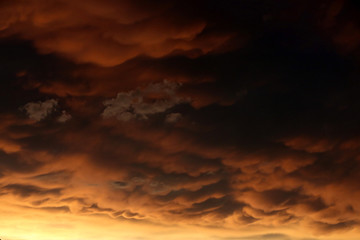 Mammatus. Nuages au créuscule après un orage d'été. Clouds at dusk after a summer storm.
