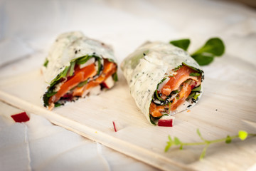 Wrap with salomon, black seasa, redish