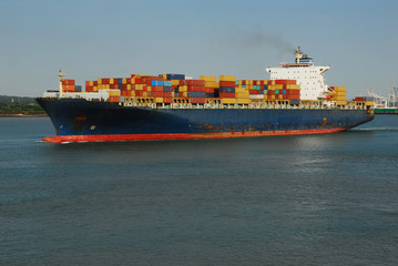 Containerschiff verlässt den Hafen