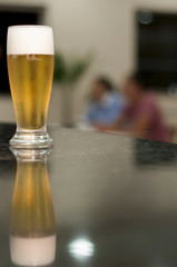 Taça de Chopp sobre o balcão