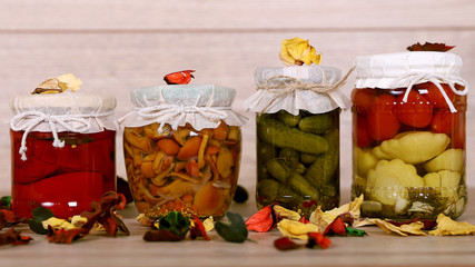 осенний урожай, консервированные овощи, заготовки на...