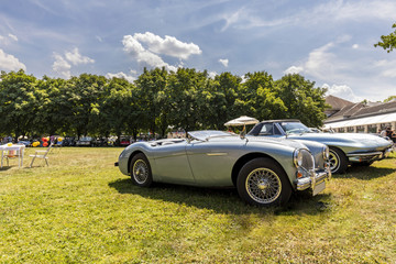 Oldtimer unter blauem Himmel