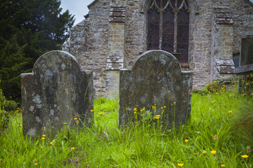 Alter traditioneller Kirchhof in Wales