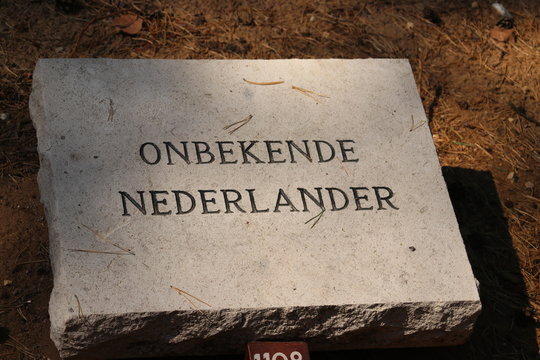 Grave stone named Onbekende Nederlander (unknown Dutch) in the field of honour in Loenen, where soldiers, resistance members, political prisoners or civilians are buried after world war 2