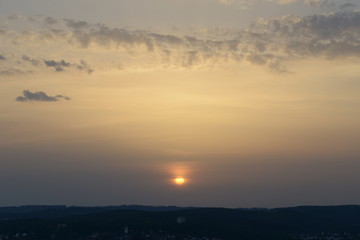 Abendhimme mit Sonnenlicht und Horizont