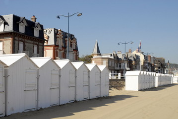 Ville de Villers sur Mer, cabines de plages blanches, d&eacute;partement du Calvados, Normandie, France
