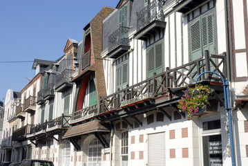 Fototapeta na wymiar Ville de Villers sur Mer, jolies façades colorées du bord de mer, balcons en bois, département du Calvados, Normandie, France