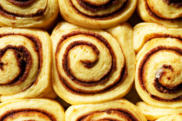 Obraz na płótnie Canvas freshly baked homemade cinnamon buns background.