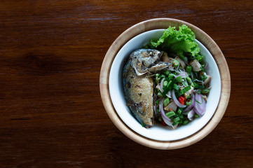 Spicy Thai Mackerel Salad, is Thai food, whose main ingredients are fried mackerels, fresh vegetables and herbs, seasoned with spicy.