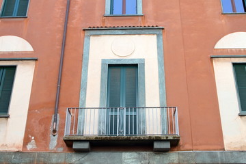 Fototapeta na wymiar balcone palazzo anni 40 Como, Italia
