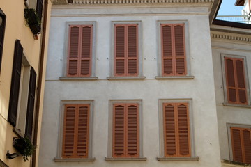 Fototapeta premium palazzo con finestre persiane marrone Como, Italia