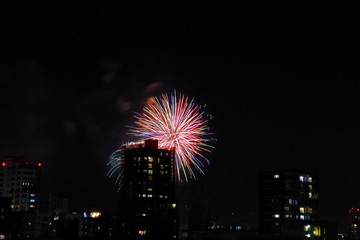 日本のお祭りでの打ち上げ花火
