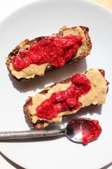 Bananenbrot mit Erdnussbutter und Marmelade