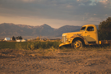 Obraz premium Old Truck and the Mountains