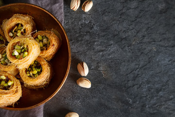 Baklava dessert arabe traditionnel aux pistaches. Fond sombre