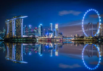 Schilderijen op glas Singapore Skyline en uitzicht op wolkenkrabbers op Marina Bay in schemertijd. © nuttawutnuy