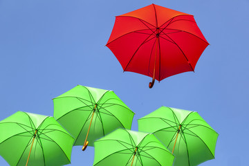 Fliegende Regenschirme