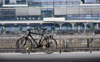Obraz premium Fahrrad vor moderner Architektur