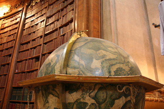 Alter Globus in Bibliothek