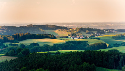 Fototapeta premium Sonnenuntergang Hügelland Österreich
