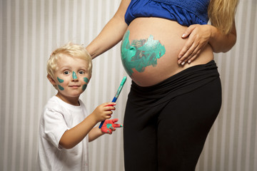 den Babybauch bemalen