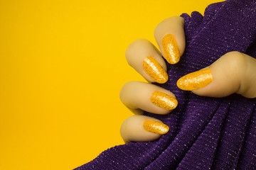 yellow glittered nails manicure