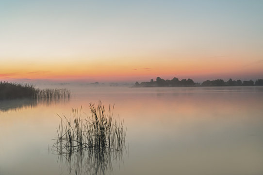 Fototapeta Wschód słońca nad jeziorem 
