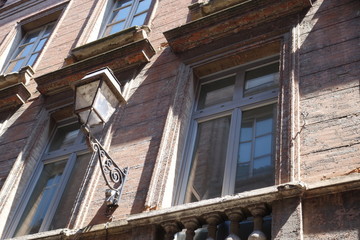 facade très vieil immeuble usé par le temps