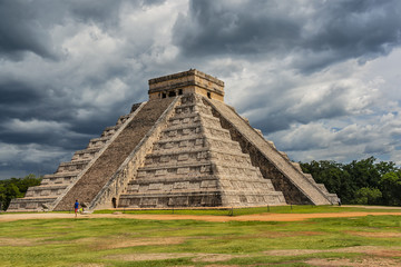 Fototapeta na wymiar Mayan Temple of Kukulkan (El Castillo), pyramid in Chichen Itza archaeological site, Yucatan peninsula, Mexico.