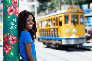 Foto op Canvas Lachende Braziliaanse vrouw met tram in Rio de Janeiro © Daniel Ernst