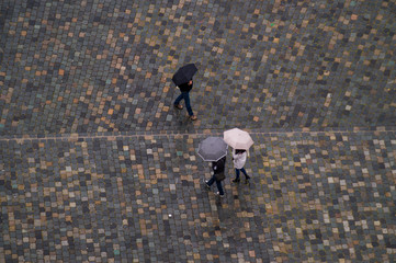 Fußgänger mit Regenschirm von oben