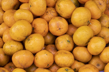 muitas lararanjas na feira